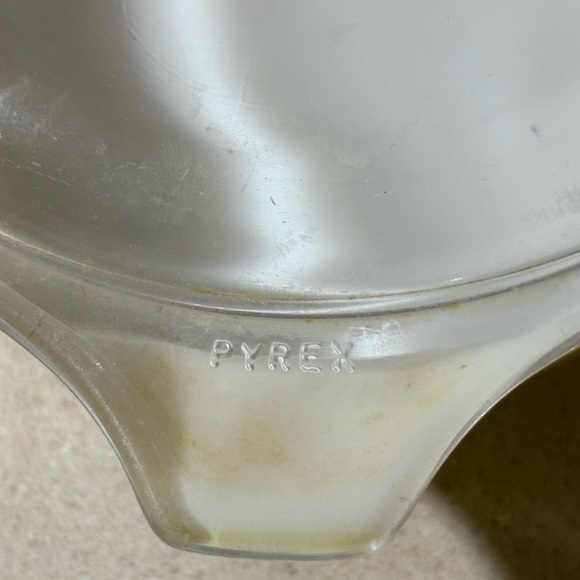 Vintage Pyrex Yellow Ceramic Cookware Bowl with Lid Circa 40’s - 60’s - Picture 2 of 4